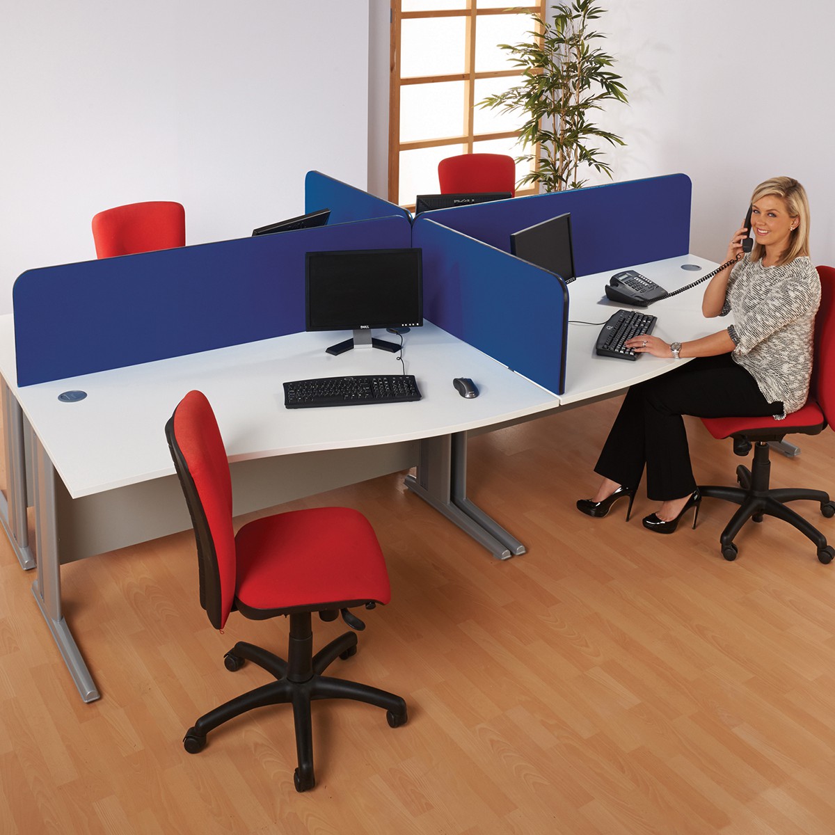 Screens outlet between desks